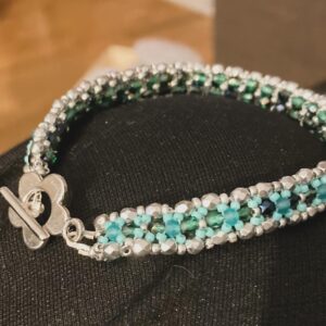 Armband med turkosa och vita pärlor