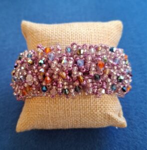 Armband i rosa toner