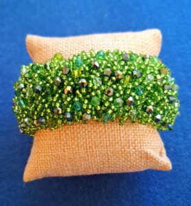 Armband i gröna toner