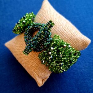 Armband i gröna toner