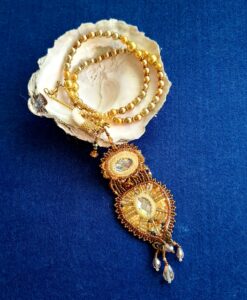 Pärlhalsband med broderat hänge